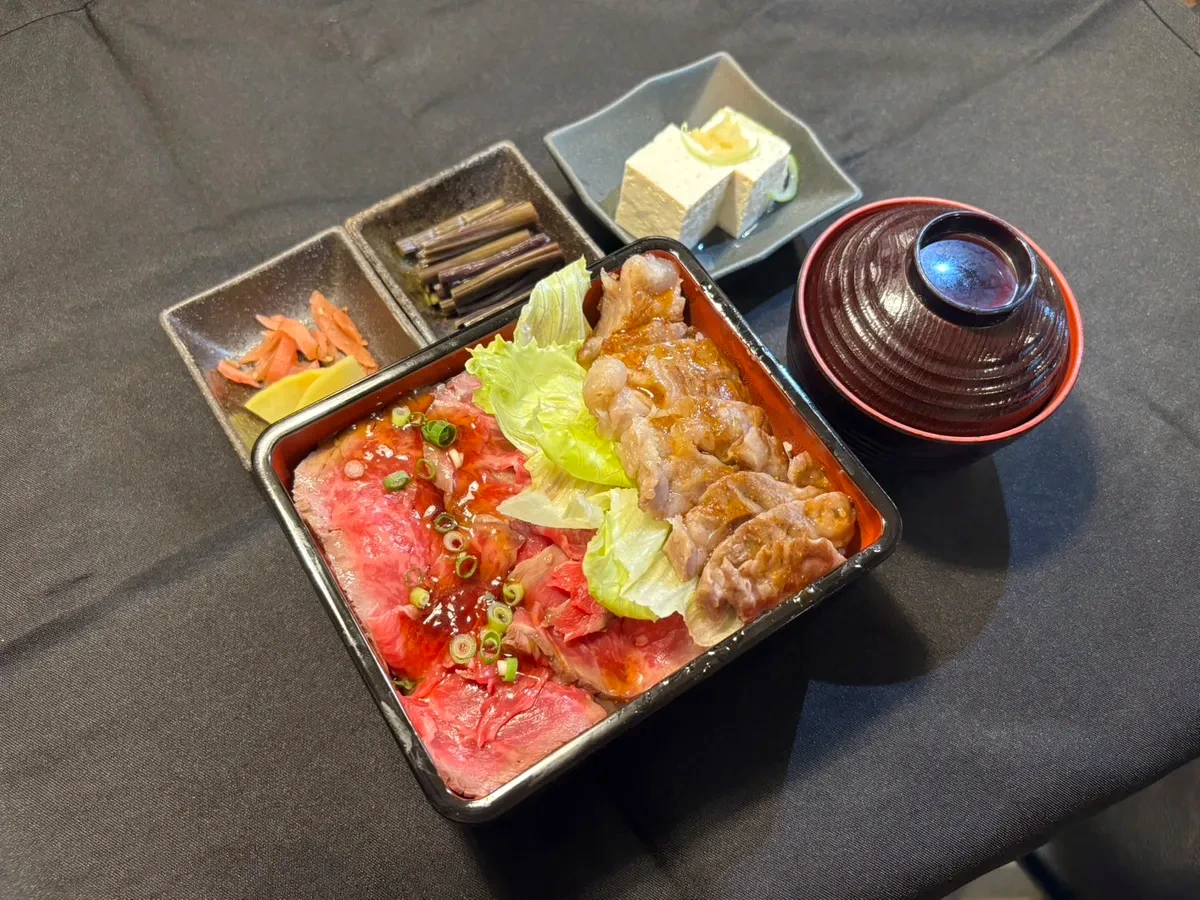 飛騨牛のローストビーフとステーキの二彩重